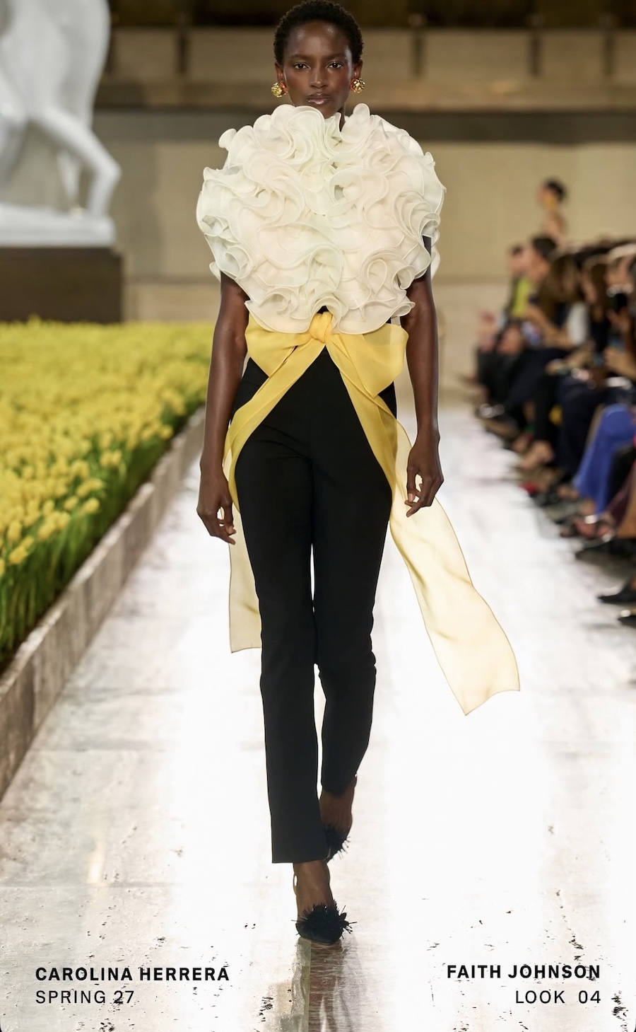 Среди 20 тысяч тюльпанов: Carolina Herrera представила юбилейную коллекцию в Нью-Йорке