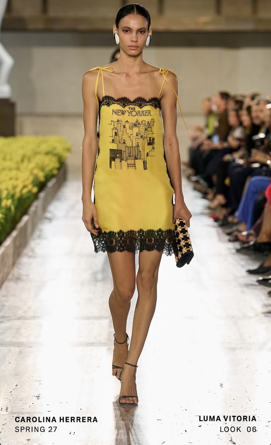 Среди 20 тысяч тюльпанов: Carolina Herrera представила юбилейную коллекцию в Нью-Йорке