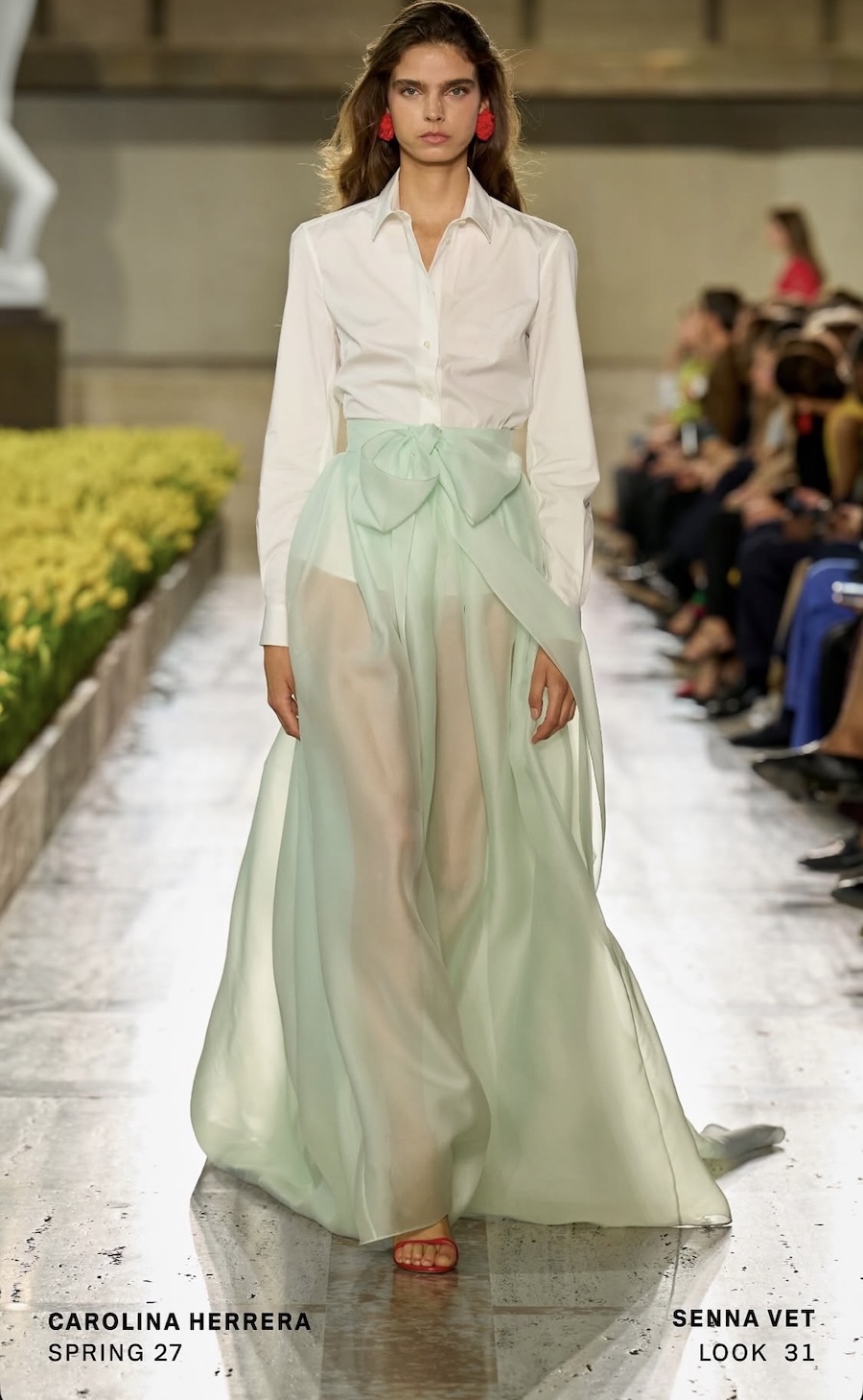 Среди 20 тысяч тюльпанов: Carolina Herrera представила юбилейную коллекцию в Нью-Йорке