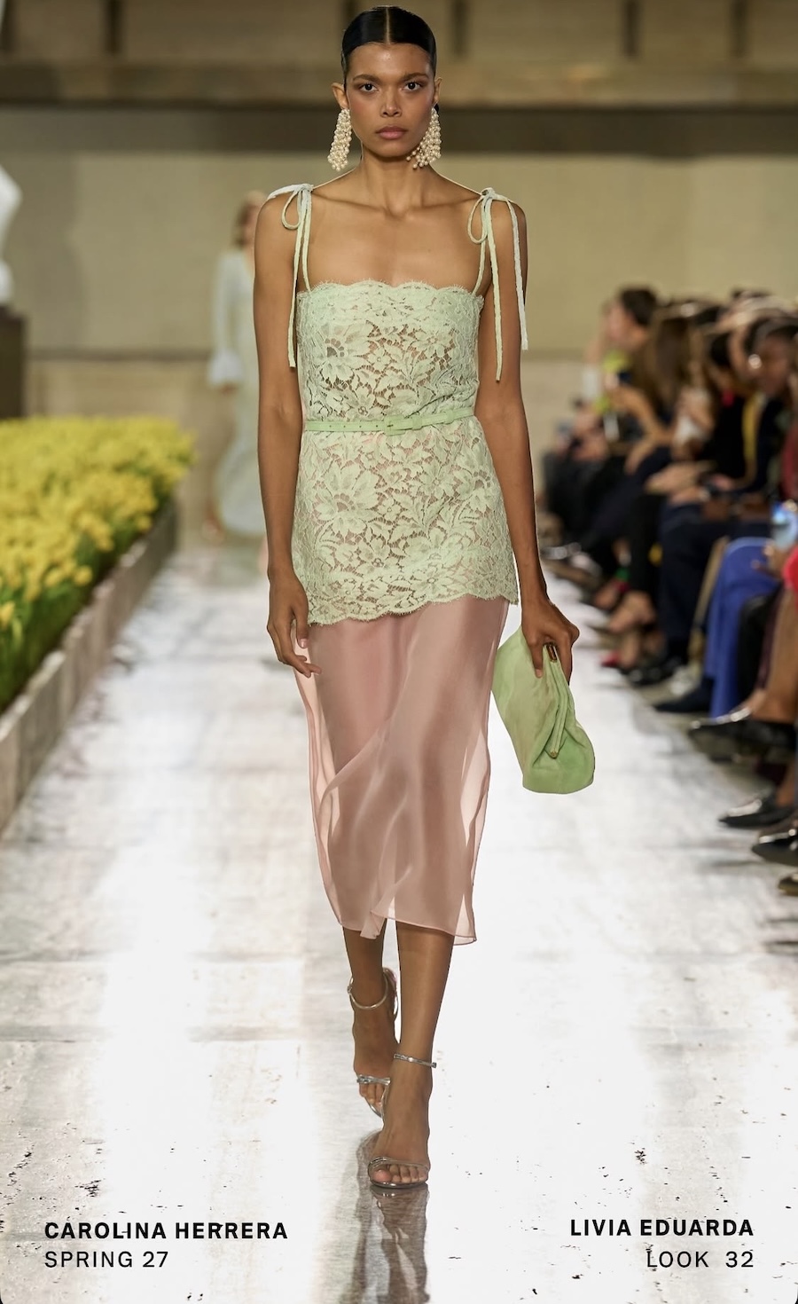 Среди 20 тысяч тюльпанов: Carolina Herrera представила юбилейную коллекцию в Нью-Йорке