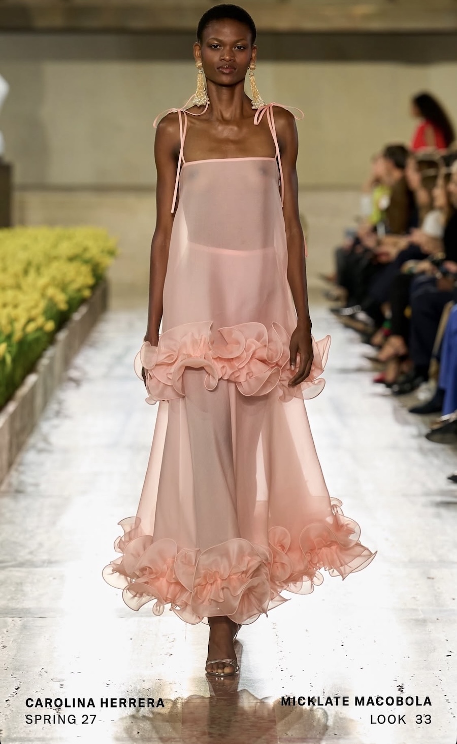 Среди 20 тысяч тюльпанов: Carolina Herrera представила юбилейную коллекцию в Нью-Йорке