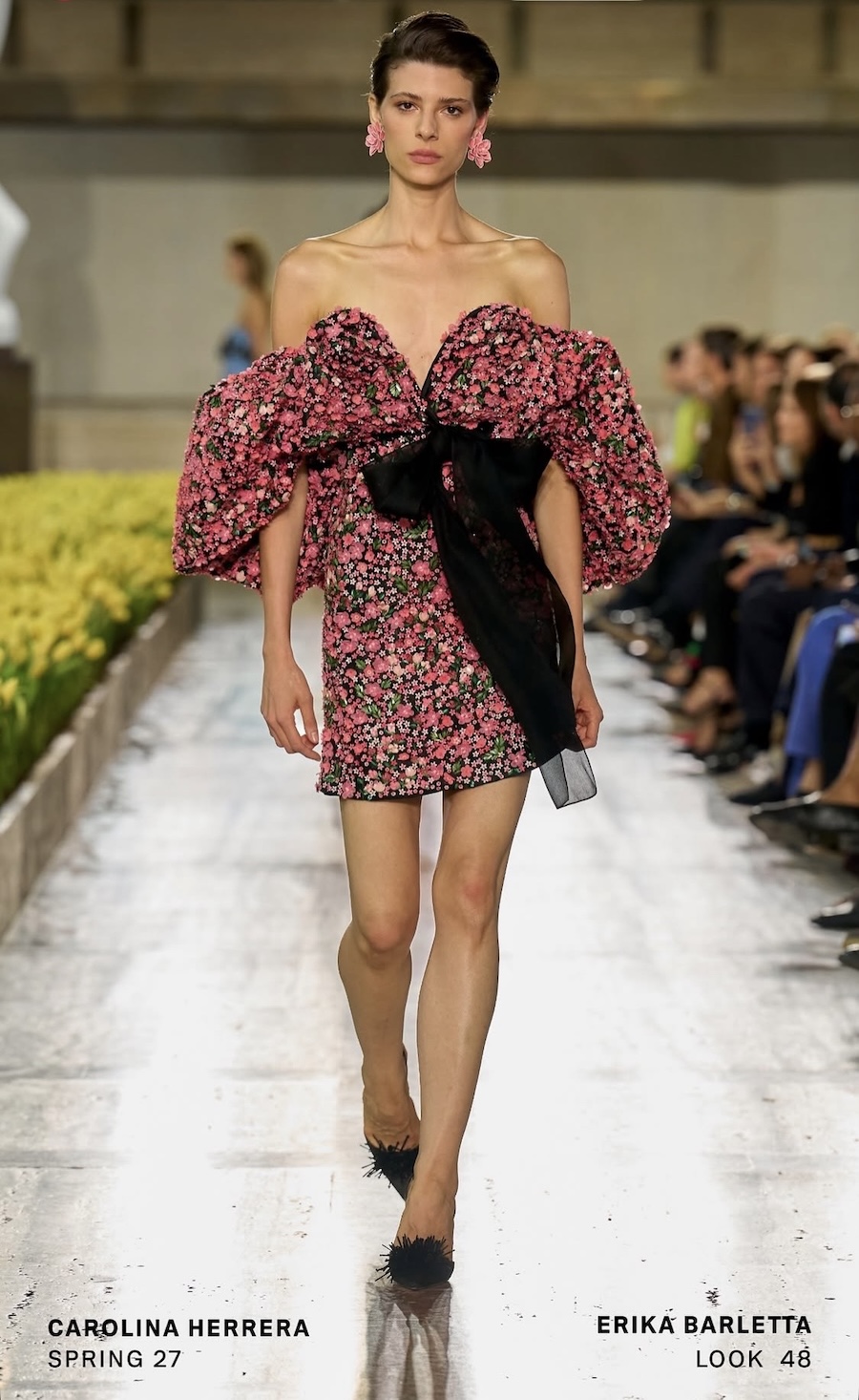 Среди 20 тысяч тюльпанов: Carolina Herrera представила юбилейную коллекцию в Нью-Йорке