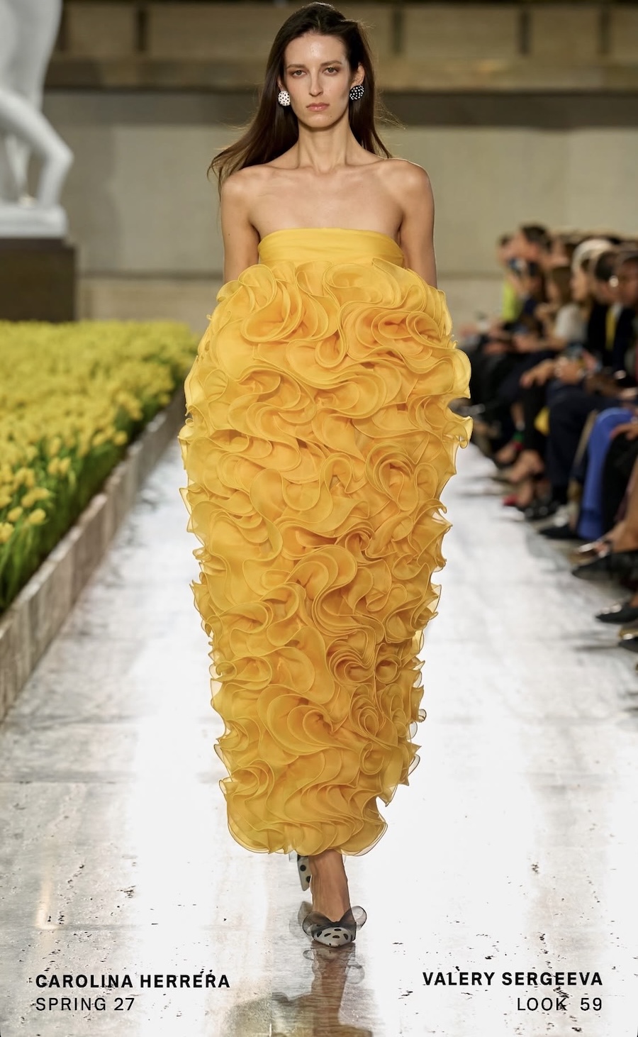 Среди 20 тысяч тюльпанов: Carolina Herrera представила юбилейную коллекцию в Нью-Йорке
