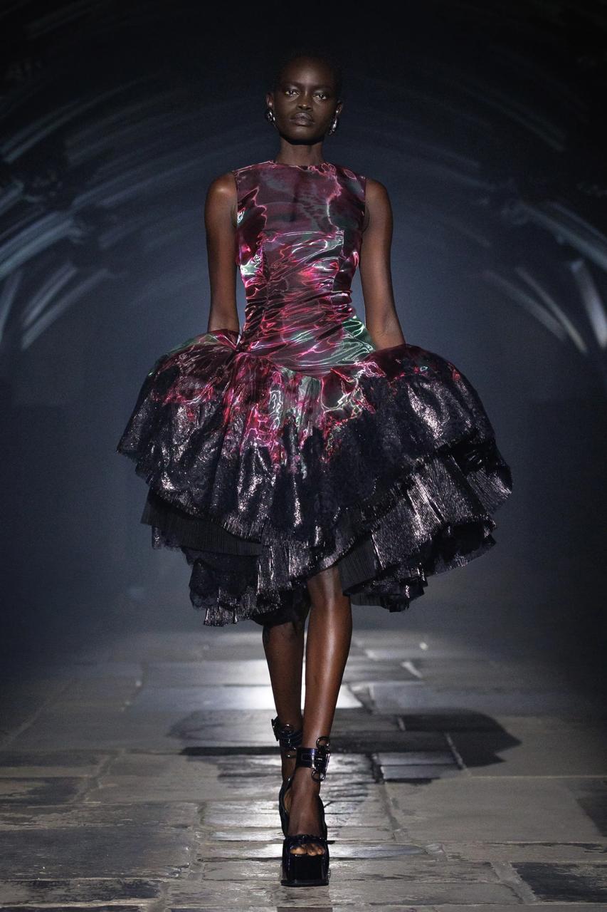 Ангелы и готические мотивы: McQueen показал тёмную сторону моды