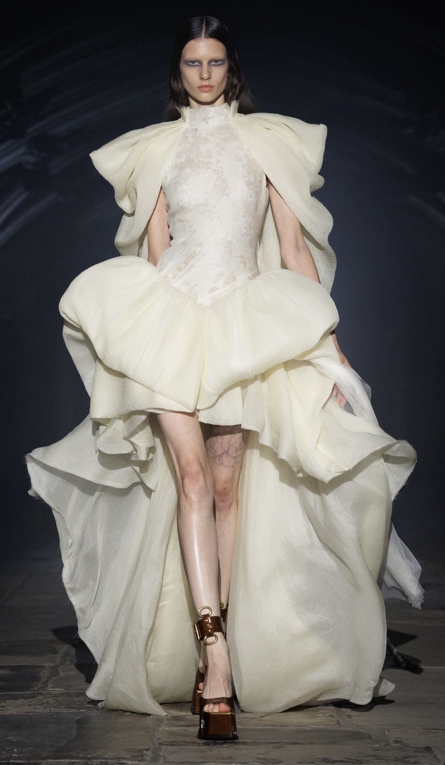 Ангелы и готические мотивы: McQueen показал тёмную сторону моды