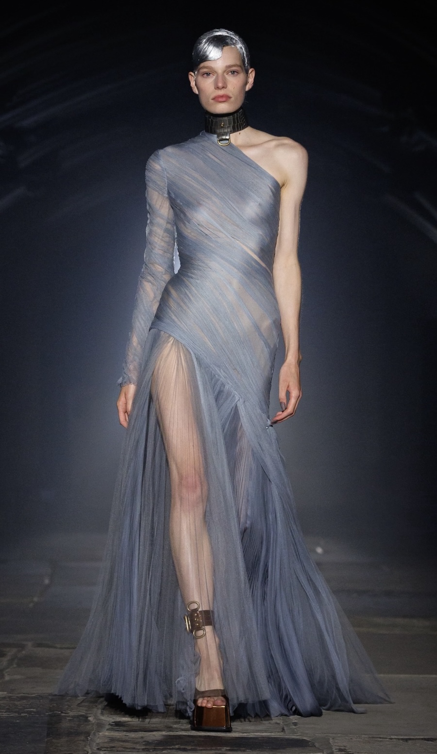 Ангелы и готические мотивы: McQueen показал тёмную сторону моды