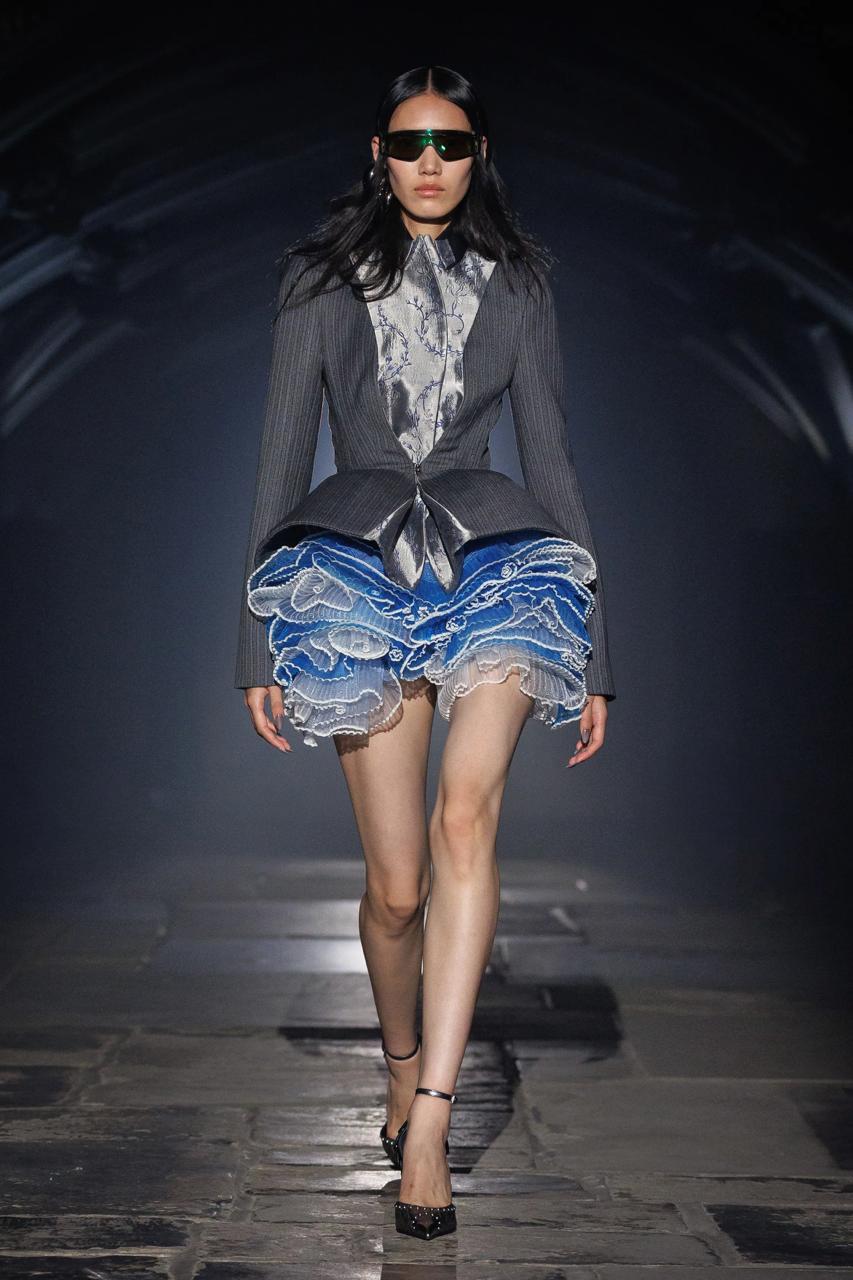 Ангелы и готические мотивы: McQueen показал тёмную сторону моды