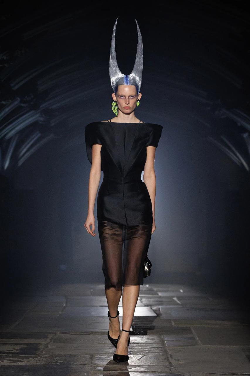 Ангелы и готические мотивы: McQueen показал тёмную сторону моды