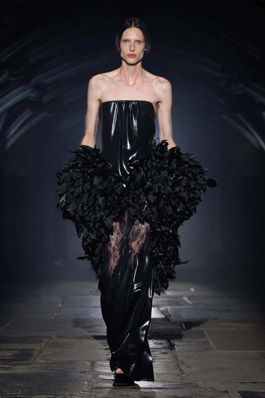 Ангелы и готические мотивы: McQueen показал тёмную сторону моды