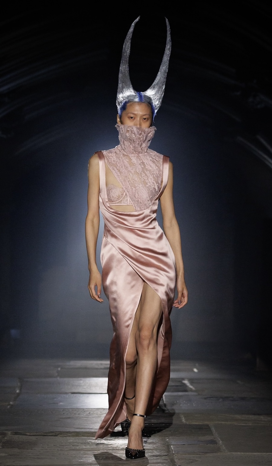 Ангелы и готические мотивы: McQueen показал тёмную сторону моды