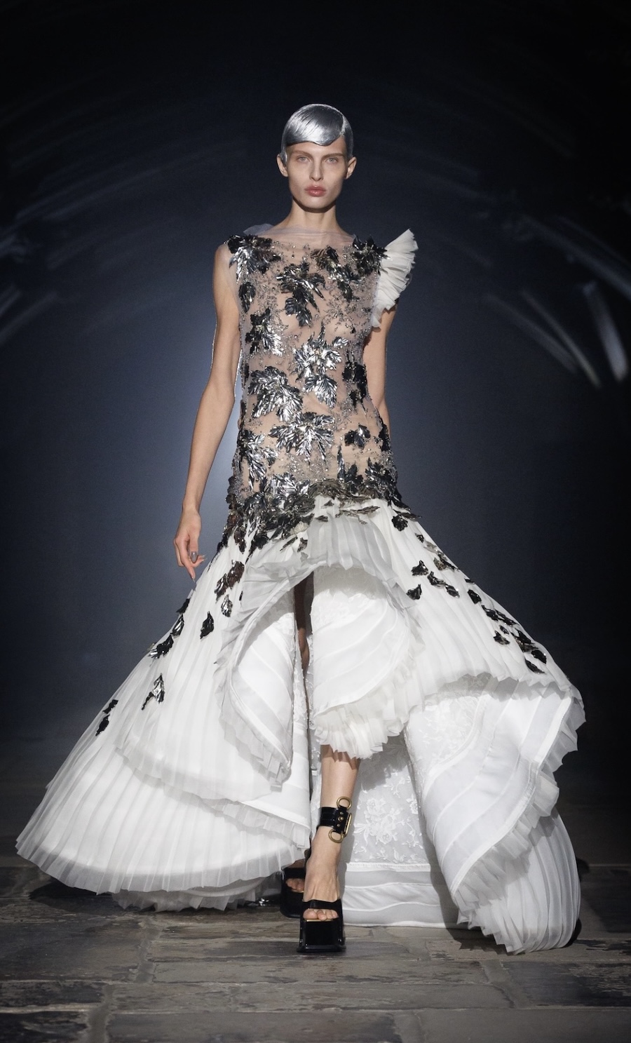 Ангелы и готические мотивы: McQueen показал тёмную сторону моды
