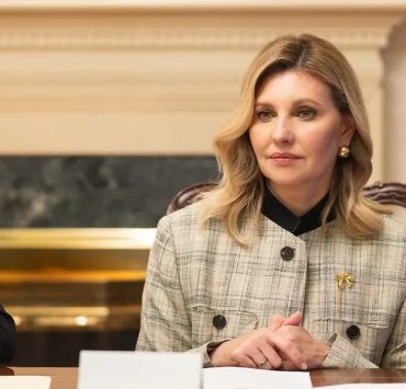Жакет LITKOVSKA і сережки Guzema: розглядаємо новий образ Олени Зеленської