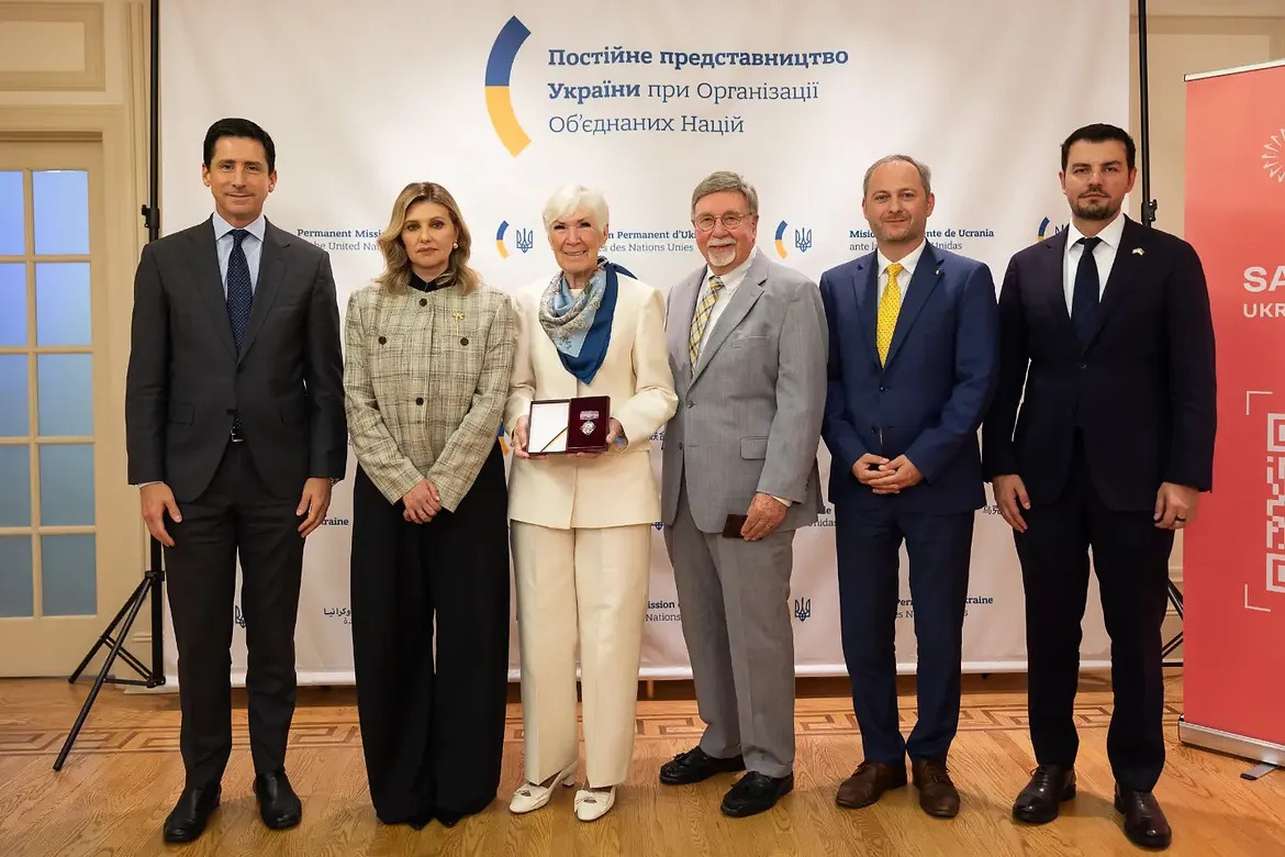 Жакет LITKOVSKA і сережки Guzema: розглядаємо новий образ Олени Зеленської