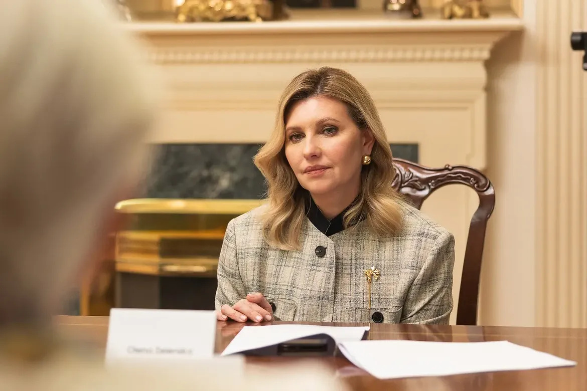 Жакет LITKOVSKA і сережки Guzema: розглядаємо новий образ Олени Зеленської