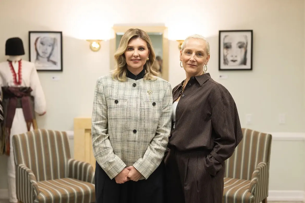 Жакет LITKOVSKA і сережки Guzema: розглядаємо новий образ Олени Зеленської