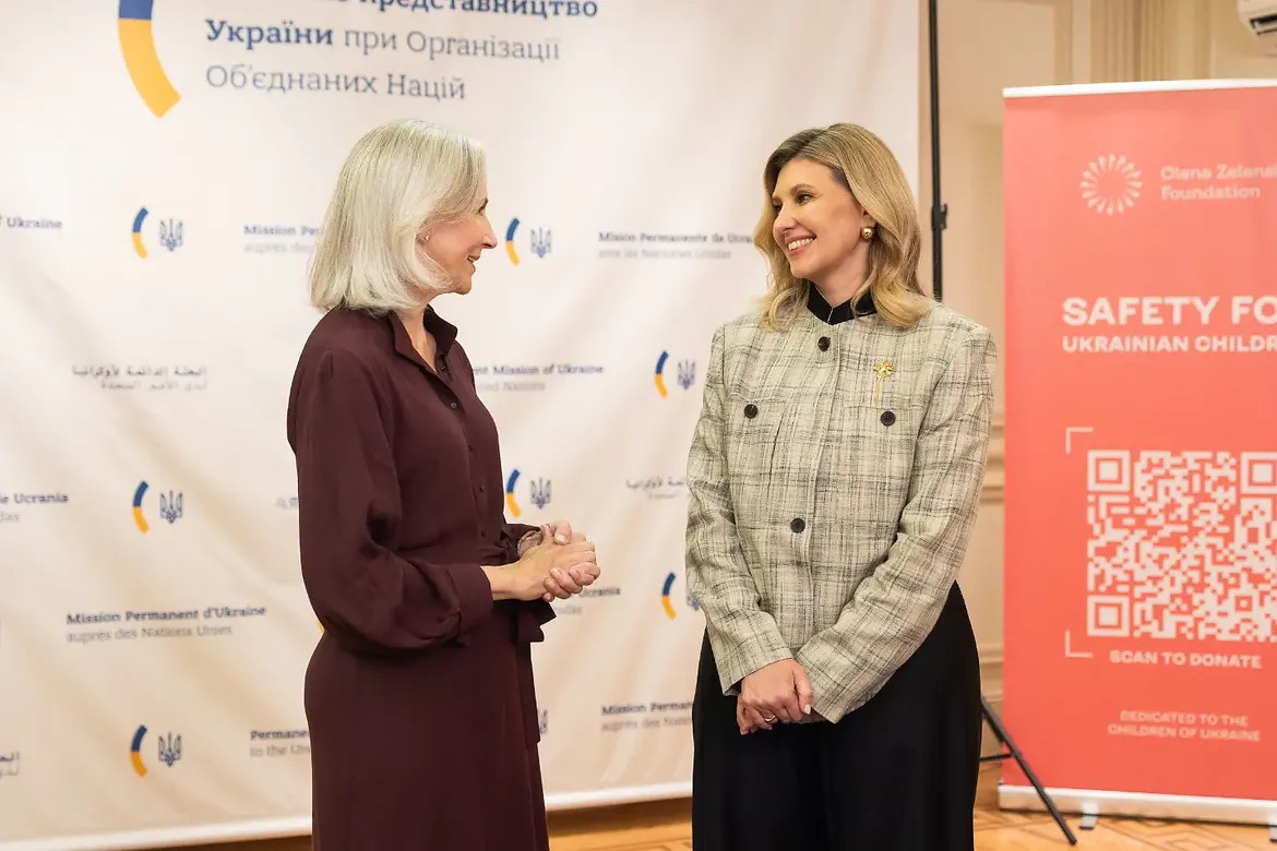 Жакет LITKOVSKA і сережки Guzema: розглядаємо новий образ Олени Зеленської