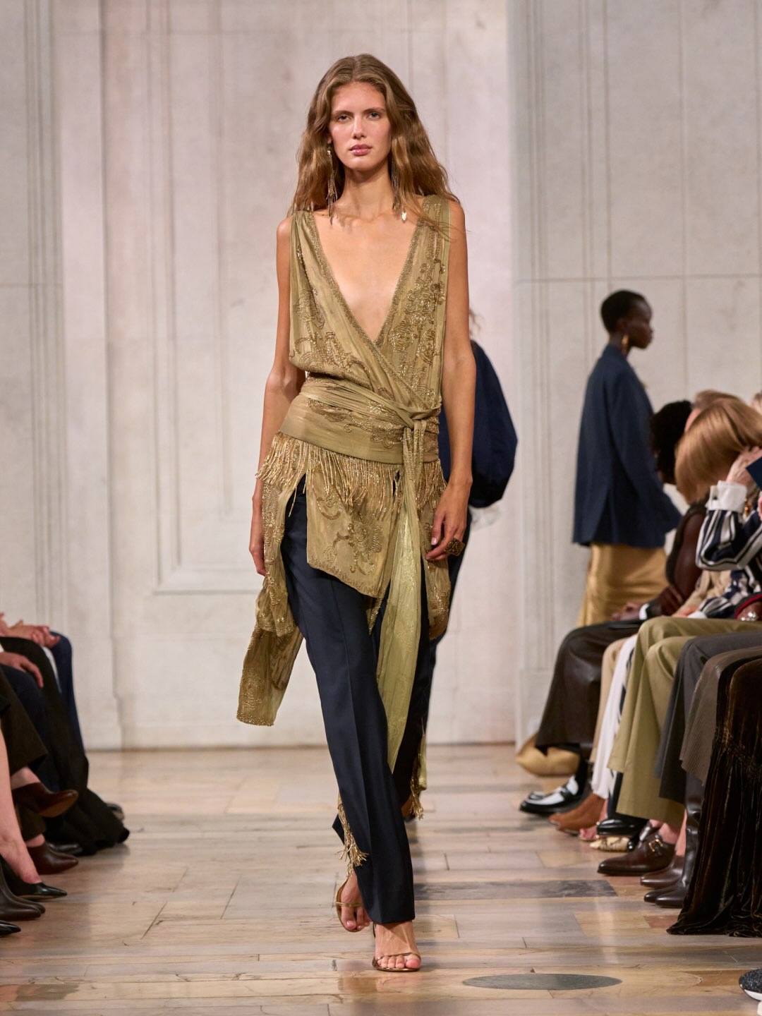 Шелк и потертый деним: Ralph Lauren представил коллекцию SS’27 в Нью-Йорке