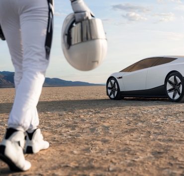 Літає та їздить догори колесами: Ілон Маск показав нову Tesla