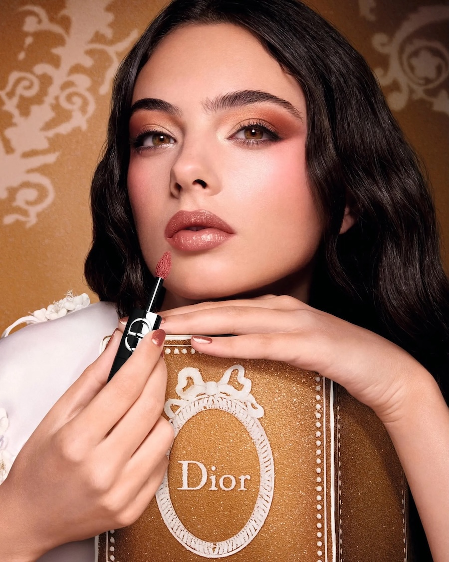 Від сяйва Swarovski до казкової анімації Prada: розглядаємо різдвяні кампанії брендів