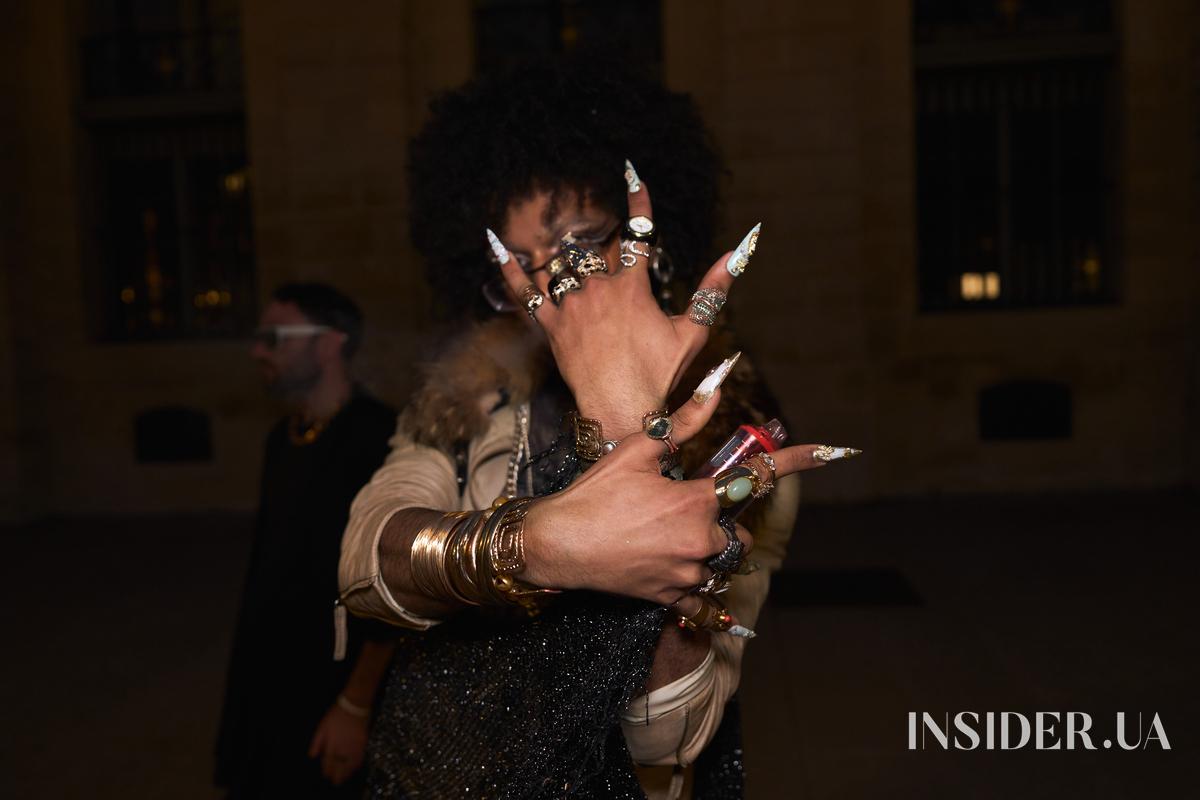 Street style PFW SS’27: яскраві образи гостей перед показом Tom Ford