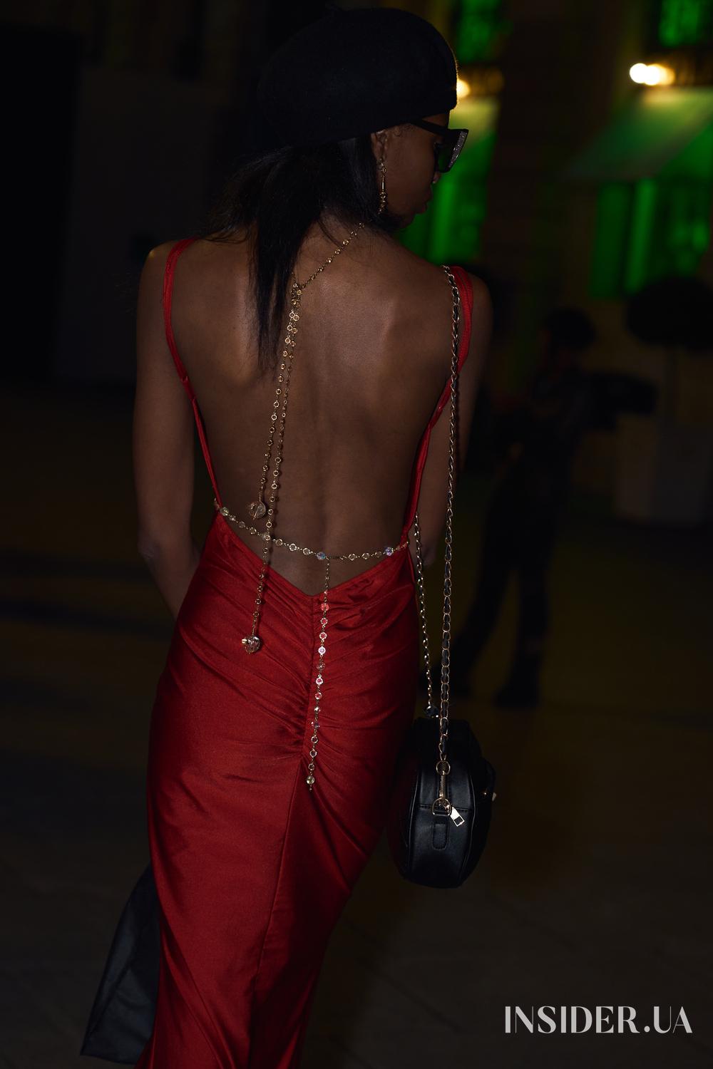 Street style PFW SS&rsquo;27: яскраві образи гостей перед показом Tom Ford