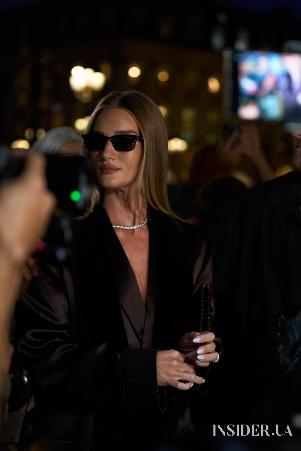 Street style PFW SS&rsquo;27: яскраві образи гостей перед показом Tom Ford