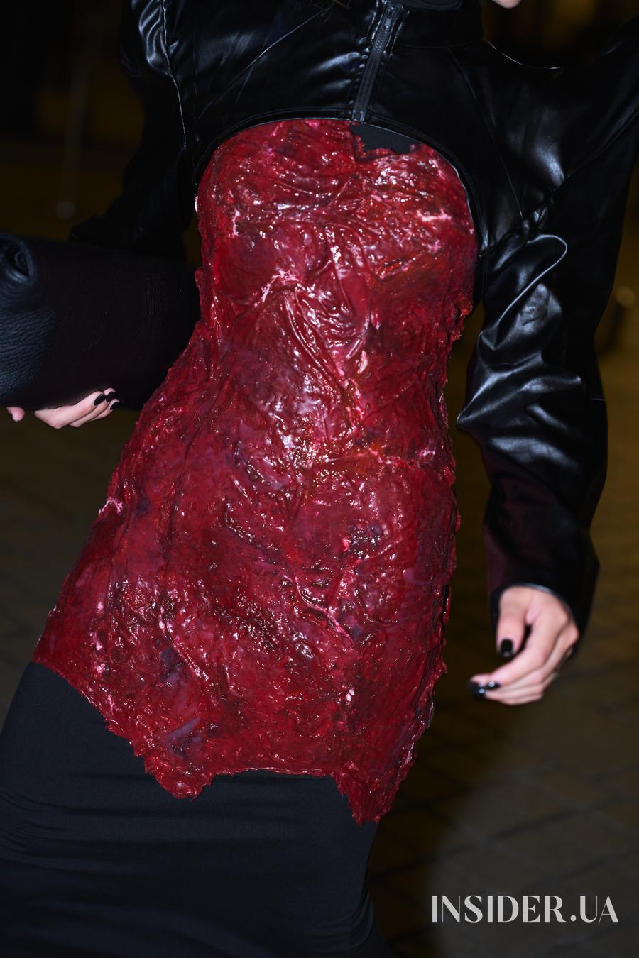 Street style PFW SS&rsquo;27: яскраві образи гостей перед показом Tom Ford