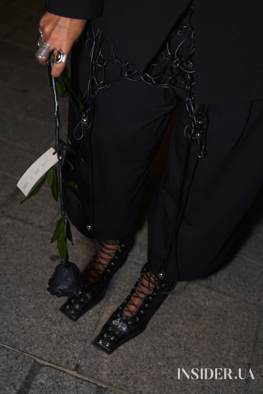Street style PFW SS&rsquo;27: яскраві образи гостей перед показом Tom Ford