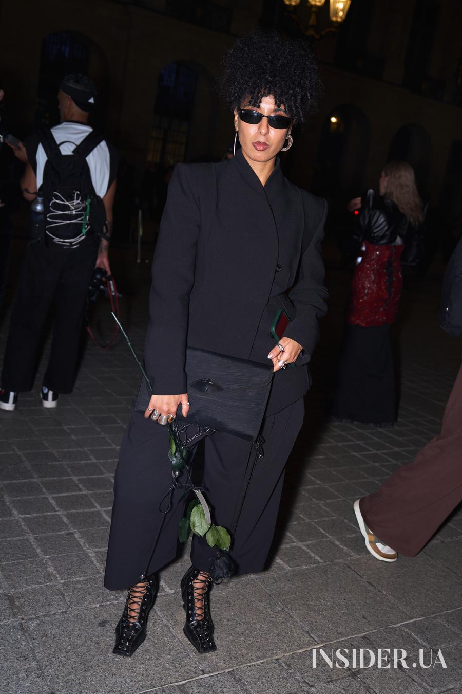 Street style PFW SS&rsquo;27: яскраві образи гостей перед показом Tom Ford