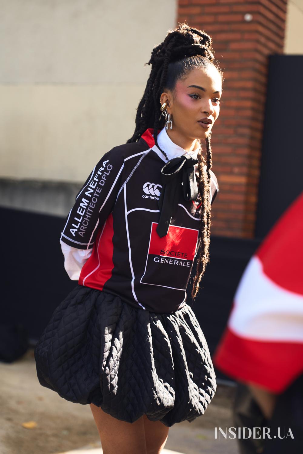 Street style PFW SS&rsquo;27: найяскравіші образи гостей показів Schiaparelli та Balenciaga