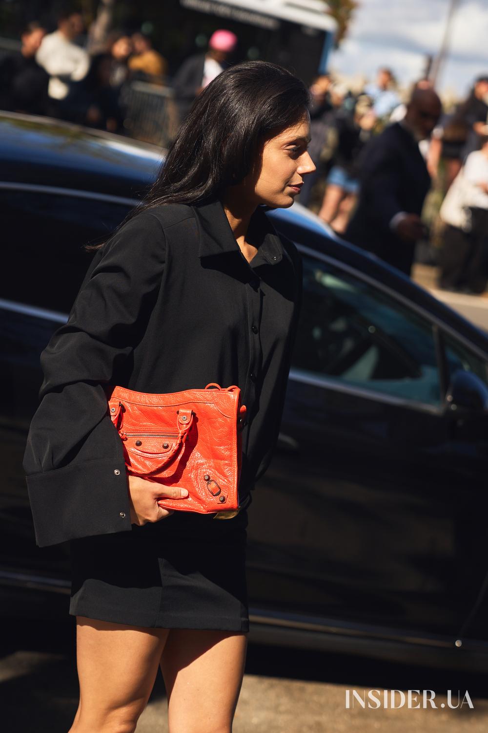 Street style PFW SS&rsquo;27: найяскравіші образи гостей показів Schiaparelli та Balenciaga