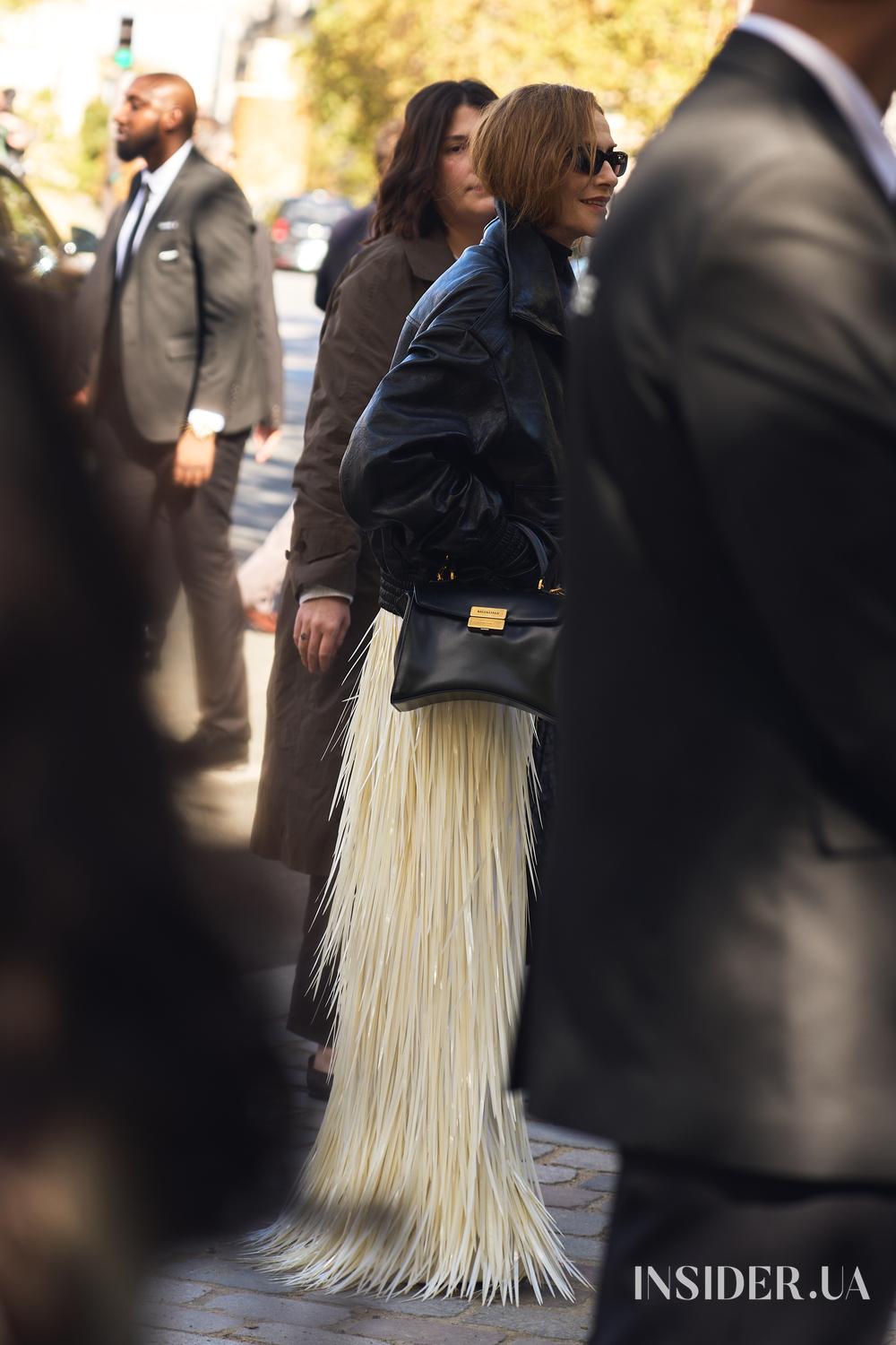 Street style PFW SS&rsquo;27: найяскравіші образи гостей показів Schiaparelli та Balenciaga