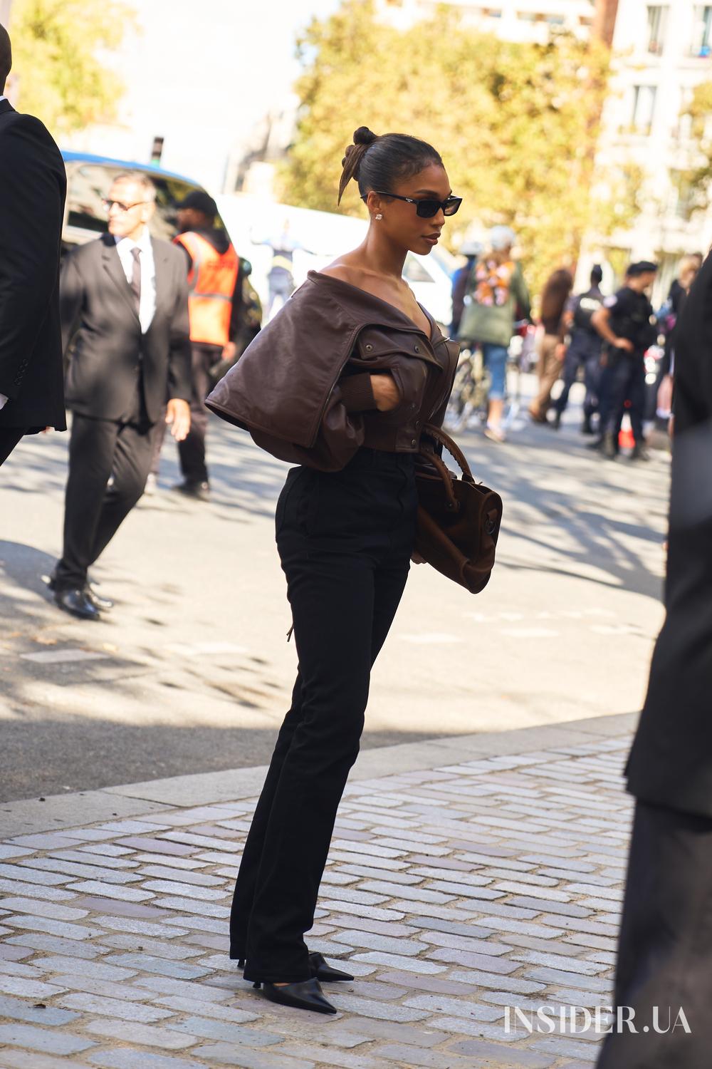 Street style PFW SS&rsquo;27: найяскравіші образи гостей показів Schiaparelli та Balenciaga