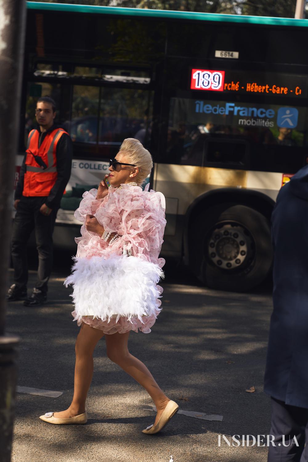 Street style PFW SS&rsquo;27: найяскравіші образи гостей показів Schiaparelli та Balenciaga