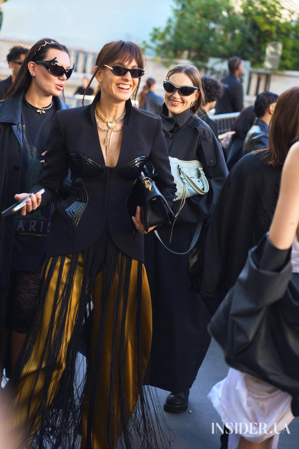 Street style PFW SS&rsquo;27: найяскравіші образи гостей показів Schiaparelli та Balenciaga
