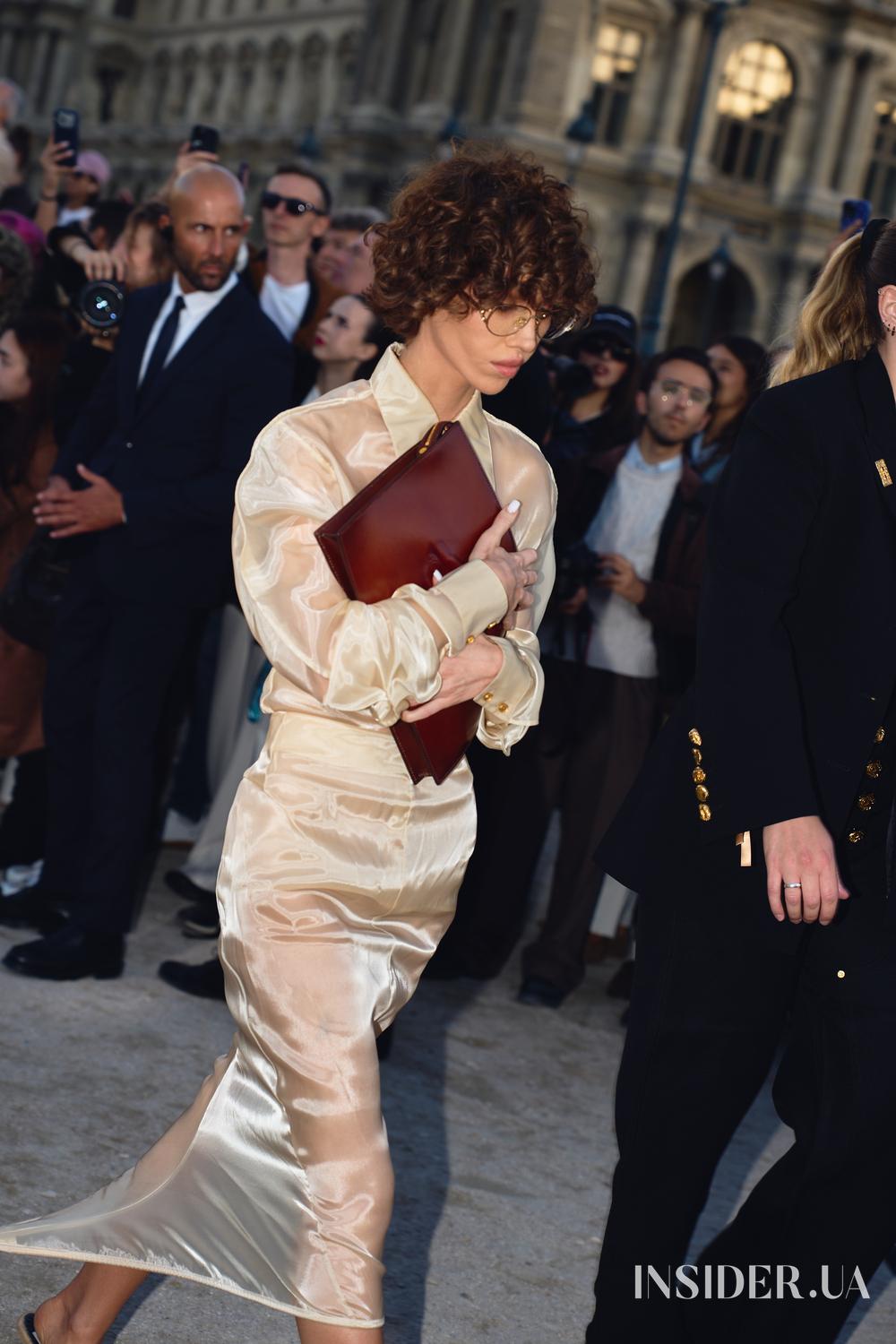 Street style PFW SS&rsquo;27: найяскравіші образи гостей показів Schiaparelli та Balenciaga
