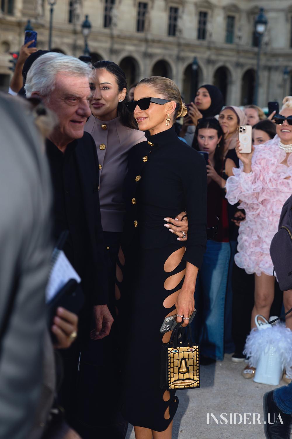 Street style PFW SS&rsquo;27: найяскравіші образи гостей показів Schiaparelli та Balenciaga