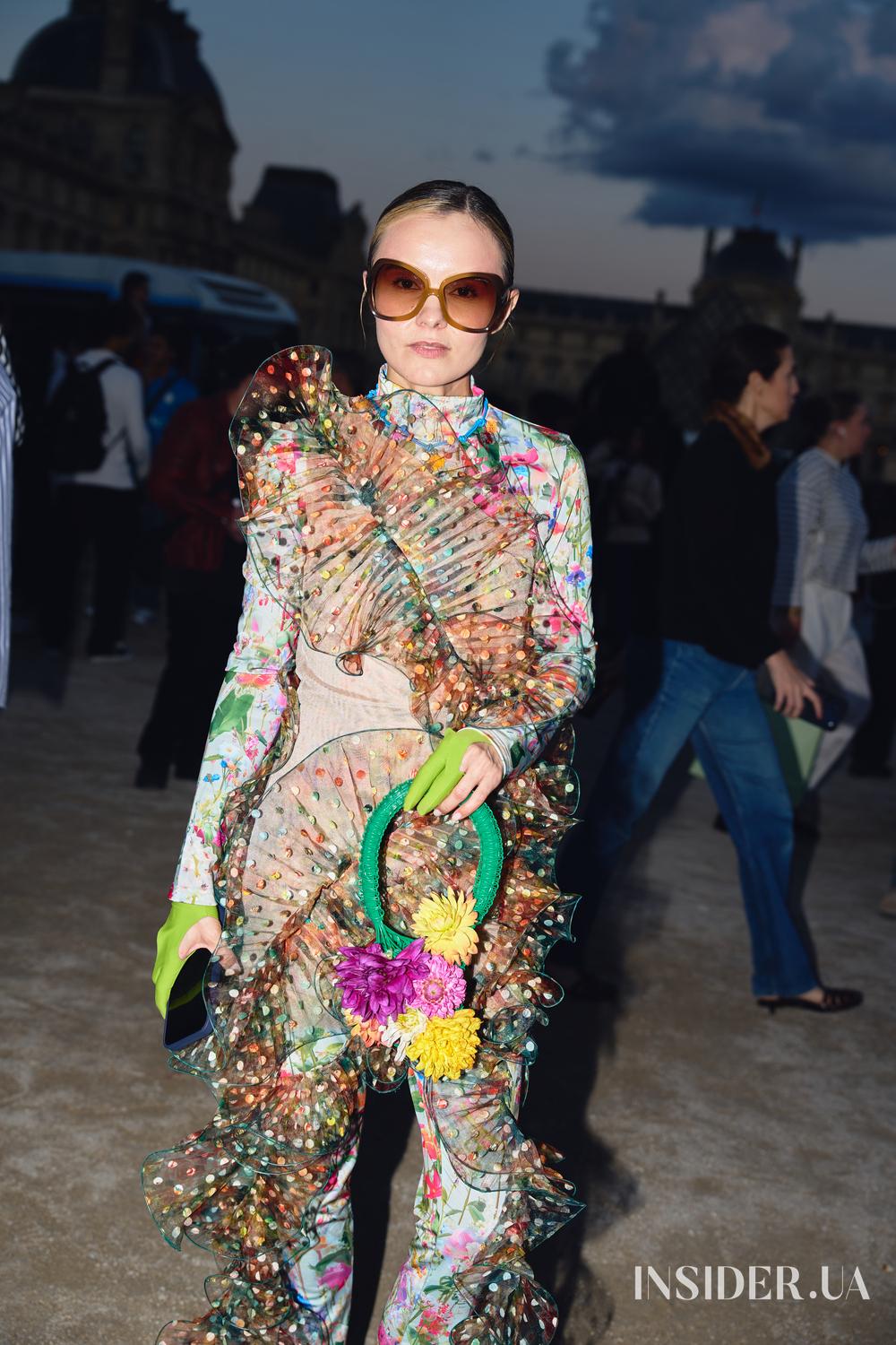 Street style PFW SS&rsquo;27: найяскравіші образи гостей показів Schiaparelli та Balenciaga