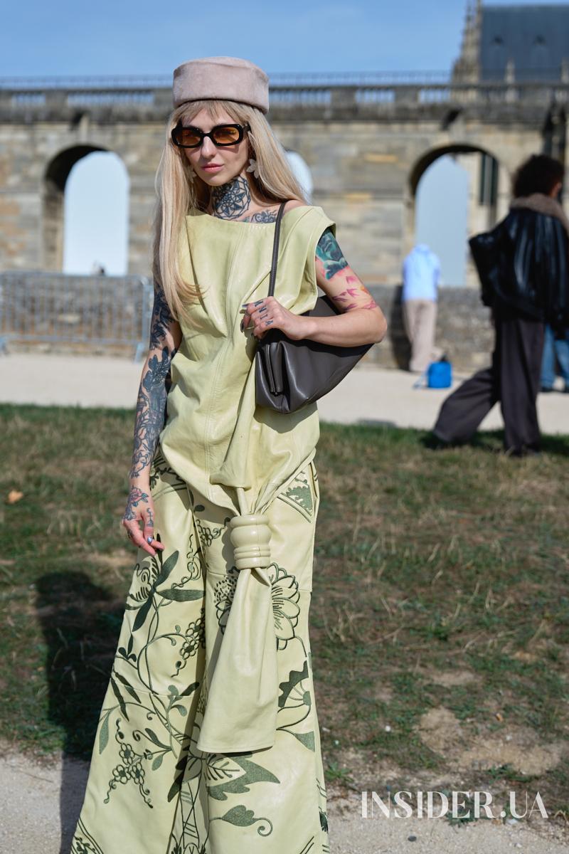 Street style PFW SS&rsquo;27: осінні образи гостей показів Loewe та Givenchy