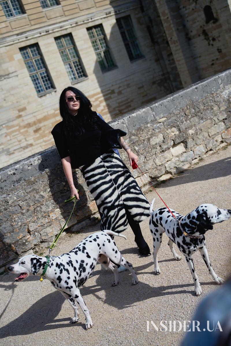 Street style PFW SS&rsquo;27: осінні образи гостей показів Loewe та Givenchy