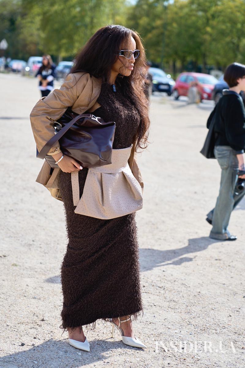 Street style PFW SS&rsquo;27: осінні образи гостей показів Loewe та Givenchy