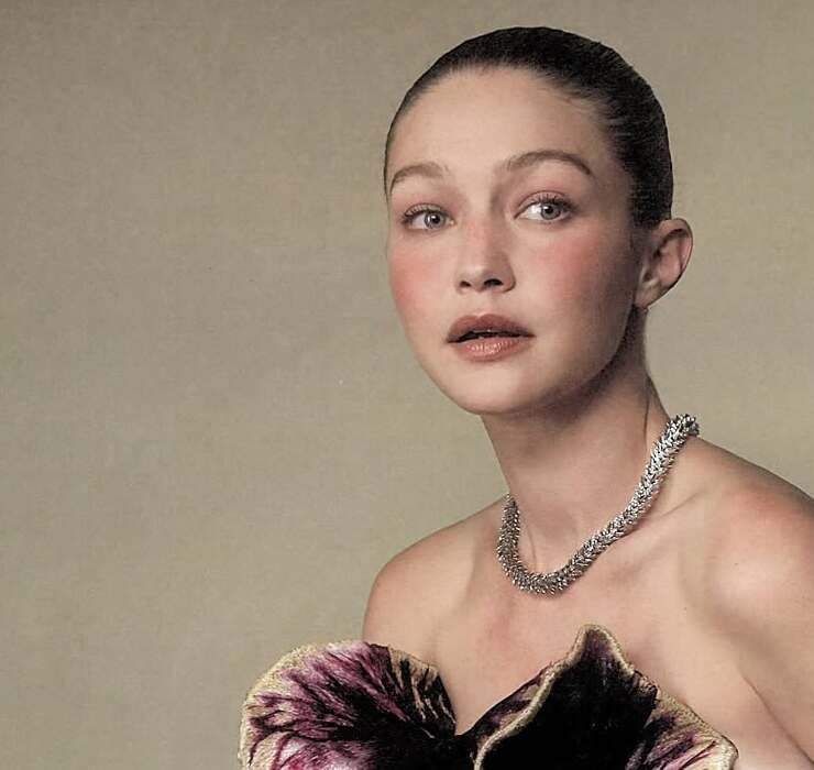 В кутюрных образах Schiaparelli и Balenciaga: Джиджи Хадид на обложке WSJ Magazine