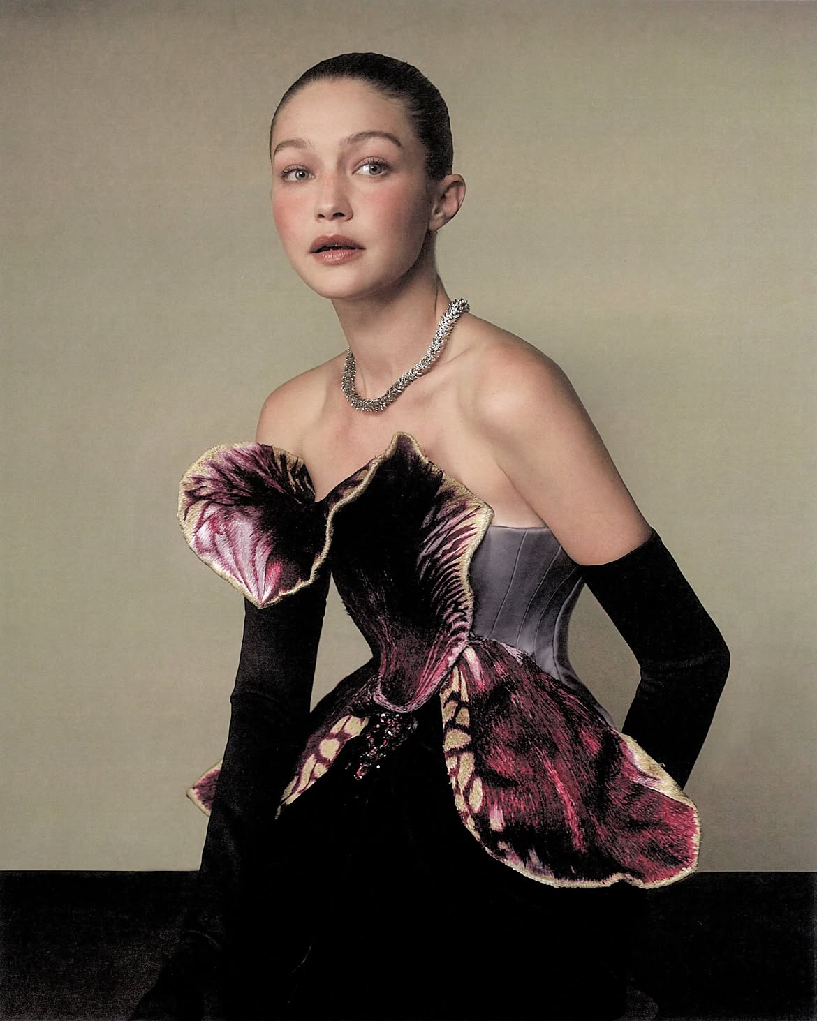 У кутюрних образах Schiaparelli та Balenciaga: Джиджи Хадід на обкладинці WSJ Magazine