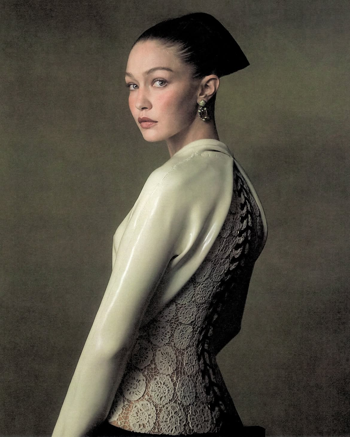 У кутюрних образах Schiaparelli та Balenciaga: Джиджи Хадід на обкладинці WSJ Magazine