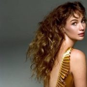 Від сяйва Swarovski до казкової анімації Prada: розглядаємо різдвяні кампанії брендів
