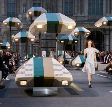 Кристали та футуристичні силуети: Louis Vuitton показав гардероб майбутнього