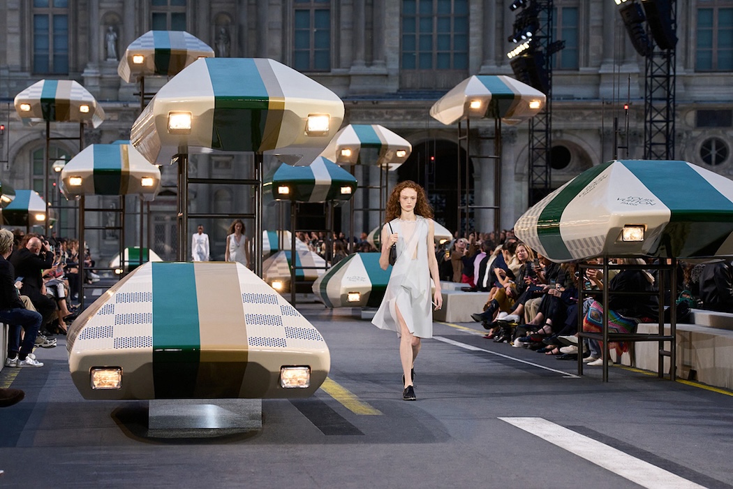 Кристали та футуристичні силуети: Louis Vuitton показав гардероб майбутнього